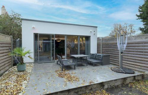 Architect-Designed Luxury Retreat 3BR Chessington - Pass the Keys - Photo 38