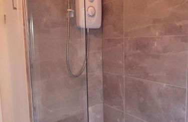 Spacious and Bright 2 Bedroom Ground Floor Apartment 5 min walk from town centre with Free Parking Business and Leisure by Jesswood Properties - Foto 10