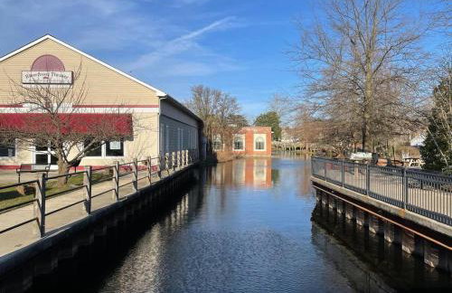 Poe Themed Home Close to Beaches and DE Turf - Foto 21