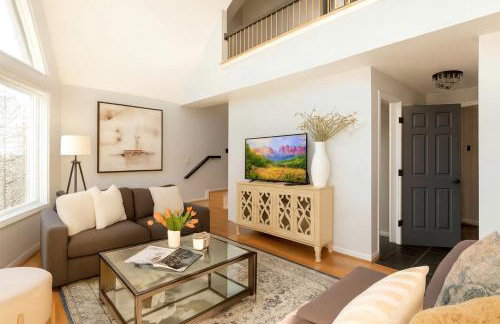 Waterfront Retreat with Spectacular Interior, Jacuzzi and Game Room in NC - Foto 1