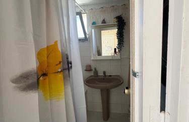 Benalbeach Beauty- Sunny studio with ocean views, balcony, and windows in every room - Foto 13