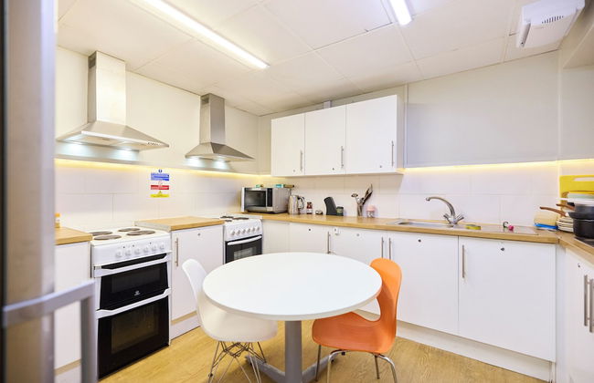 Deluxe Room 06 - Louise House Summer Youth Accommodation - Photo 4