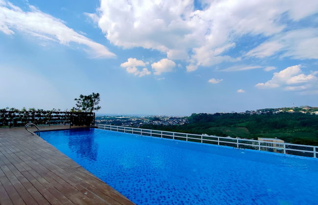 Fancy And Nice 1Br With Extra Room At Amartha View Apartment - Photo 17