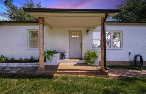 Newly Remodeled 3 Bedroom Bespoke Home Near Fort Worth - Photo 2