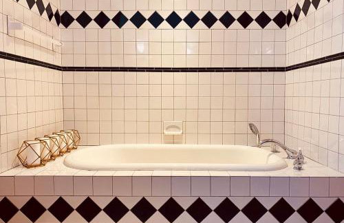 Bohemian Family Friendly 2BR Home-Near Biltmore - Foto 6
