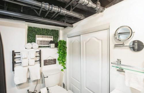 Sojourn Old Town Perfection with Fire Pit and Parking - Foto 28