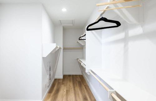 Spacious 5BR Getaway w Game Room & Modern Comfort - Photo 45