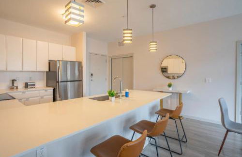 Modern 2BD DT - Balcony, Gym, W-D, Parking - Sleeps 8 - Photo 26