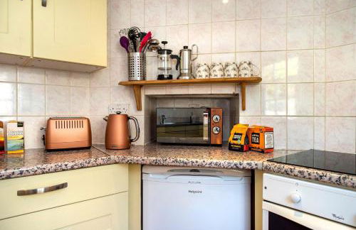 Hawkins Cottage with Hot Tub - Photo 9