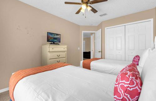 Upstay Home w Pool Hot Tub & Patio - Pet Friendly - Foto 34