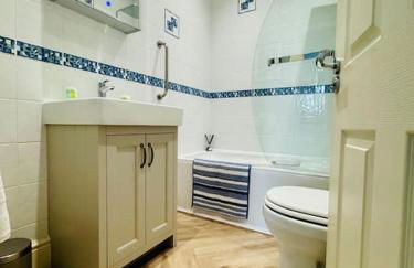 Luxury Sea View Apartment with Multi Room Balcony And Private Onsite Parking Only 300M From the Beach - Foto 23