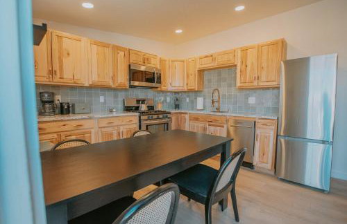 Sage Suite at ArnoTriplex! Private Hot Tub-Close to Downtown-Pet Friendly-No Pet Fee! - Photo 9