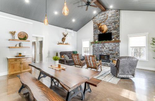 Family Retreat with Fire Pit and Yard in Mineral City - Foto 9