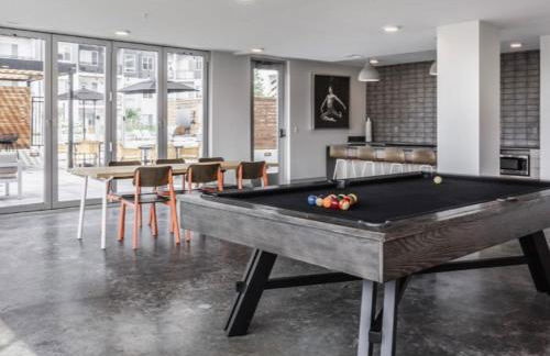 The 513 Flat! 1BR, 1Bath Apt with Pool and Riverfront View! Free Gated Parking! Only Steps from The banks & Stadiums! - Foto 53