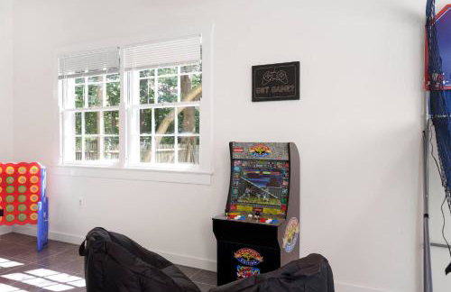 Exclusive Lux Home Near Town • Game Rm • Gym • 4BR - Photo 60