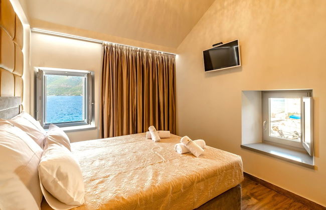 Beachfront Villa Gabriela with Pool - Foto 8