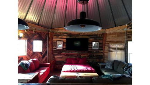 Rustic Octagon-Shaped Cabin for a Glamping Getaway near Huntington, West Virginia - Foto 2
