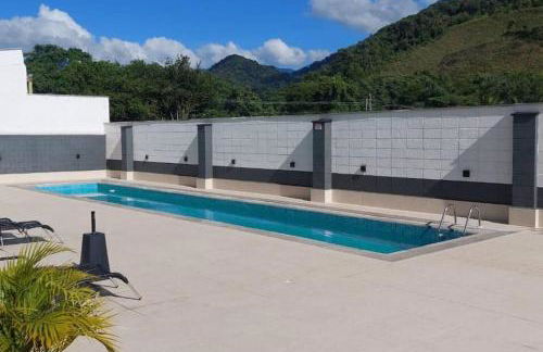 Apartamento novo região central de Ubatuba, com churrasqueira e varanda, 2 vagas - Residencial Jathy - Foto 5