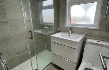 141 -Two bed Chalet on Sunbeach Holiday Park - Sleeps 6, pet friendly, FREE pool and entertainment passes included - plus WiFi with bedding and towels included - only 300m from the beach! - Foto 1