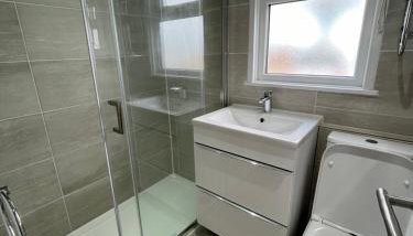 141 -Two bed Chalet on Sunbeach Holiday Park - Sleeps 6, pet friendly, FREE pool and entertainment passes included - plus WiFi with bedding and towels included - only 300m from the beach! - Foto 1