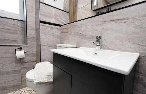 Modern Comfort 4 Bedrooms and Great Location - Foto 34