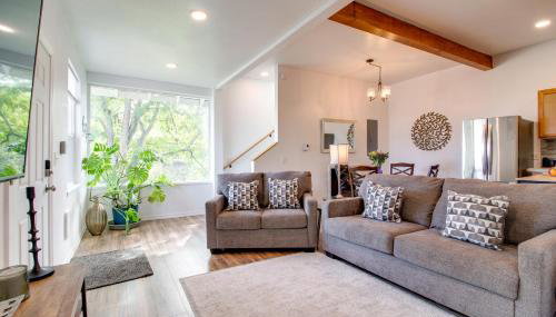 1 Mi to Dtwn Coos Bay: Sleek Apt w/ Deck & Views! - Photo 3