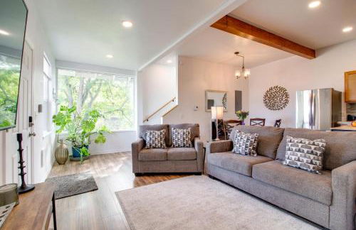 1 Mi to Dtwn Coos Bay Sleek Apt with Deck and Views! - Foto 3