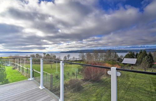 Breathtaking Port Ludlow Home with Deck and Yard - Foto 1