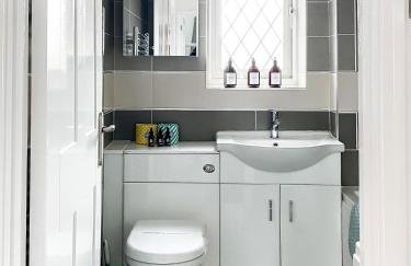 4 bed family home wifi, netflix, parking, close to wicksteed park - Photo 46