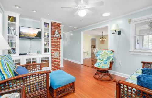 Cozy cottage w creekside fire pit & patio - Foto 10