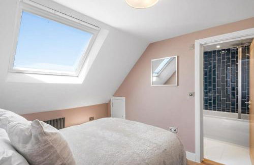 Stylish Apartment with Sea Views & Parking - Foto 17