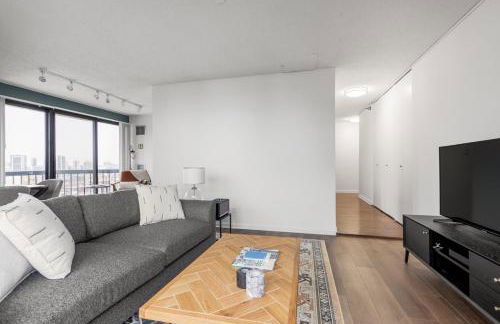 Gold Coast 2BR w Gym Pool nr Oak St Beach CHI-207 - Photo 2