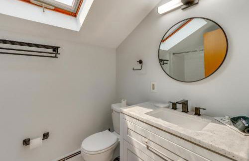 Walk to Beaches Sunny East Haven Home with Grill - Foto 16