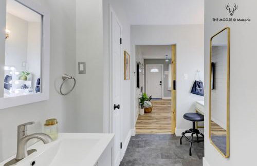 The Moose #11 - Luxe Modern loft with King Bed, Free Parking & Wi-Fi - Foto 24