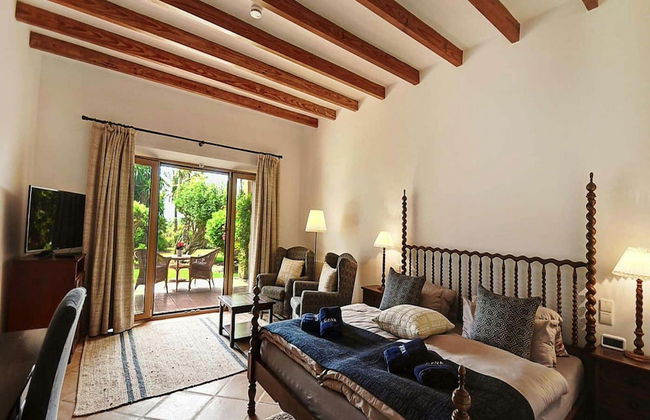 Exquisite Villa With Views - Photo 4