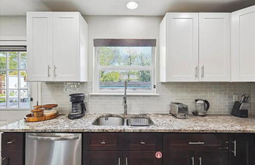 Peaceful and Relaxing Getaway w Beautiful Pool - Photo 16