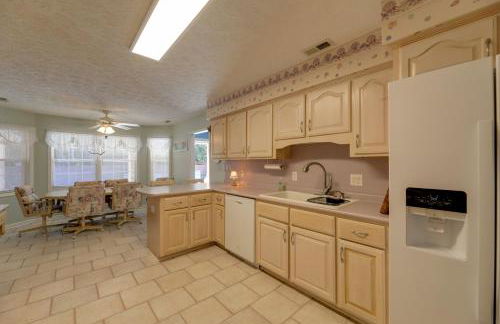 Pine Knoll Shores Getaway - Walk to Beach! - Foto 10