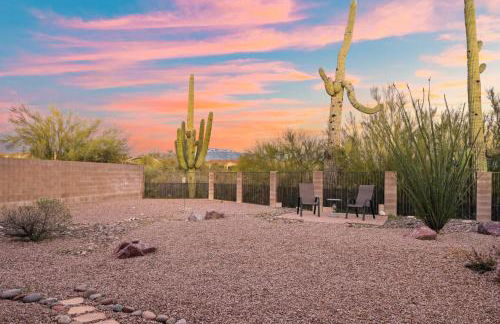 Remodeled modern beauty backs to open desert with mountain views & home theatre - Foto 12