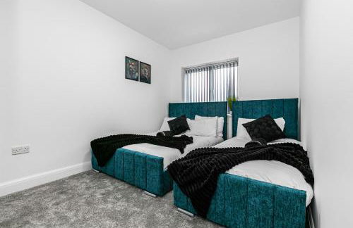 Spacious Detached House with 7 Beds Includes Ping Pong and Pool Table Sleeps 14 Free Parking - Foto 9