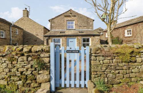 East House - Photo 1