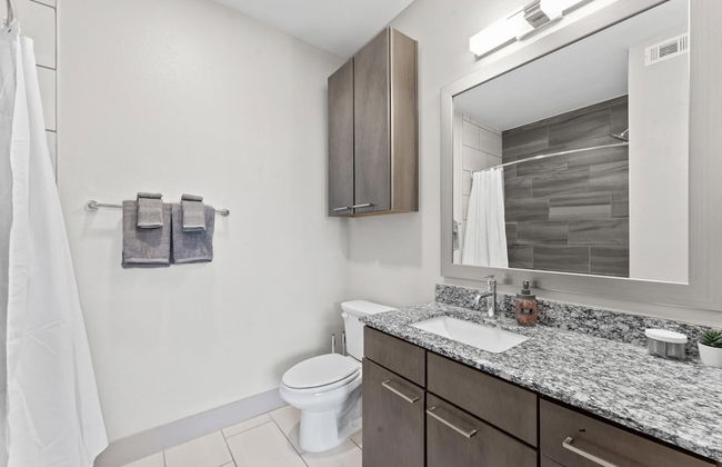 Airy 1BR King Suite Close to Downtown w Fast Wifi - Foto 11