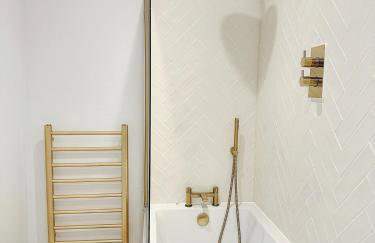 4 Beds Work Housing Near Croydon with Free Parking, High Speed WIFI sleeps up to 9 - Foto 3