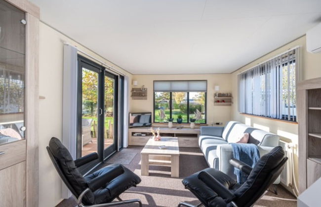 Chalet in Goedereede Near North Sea Beach - Photo 9