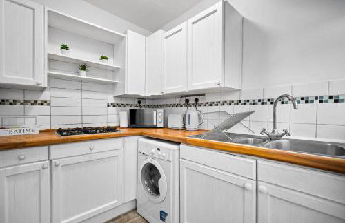 Stylish Three Bedroom House - Accommodates 7 - Parking - Garden - Recently Renovated 162S - Foto 7