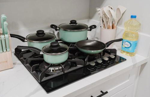 Entire Private Studio with 1 King Bed, Full Kitchen, Gated Yard, Available Now - Foto 24