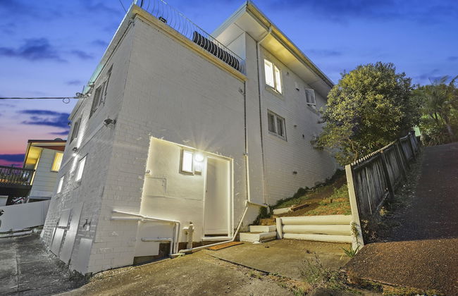 Newly Renovated Studio w Parking-Netflix - Photo 12