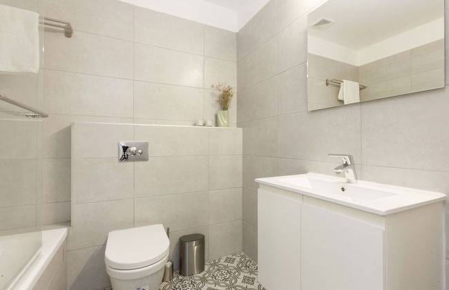 AirTLV - Menachem Begin Apartment - Foto 12