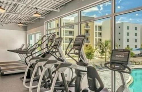 Luxury 2 Bed 2 Bath Waterfront Condo with Patio Sunsets Gym and Parking - Foto 65