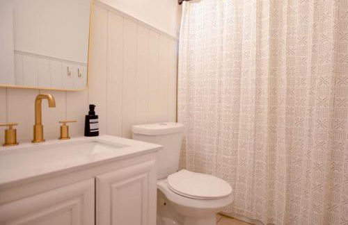 Spacious 4BR with Pool and Grill - Near Lakes and Harbor - Foto 21