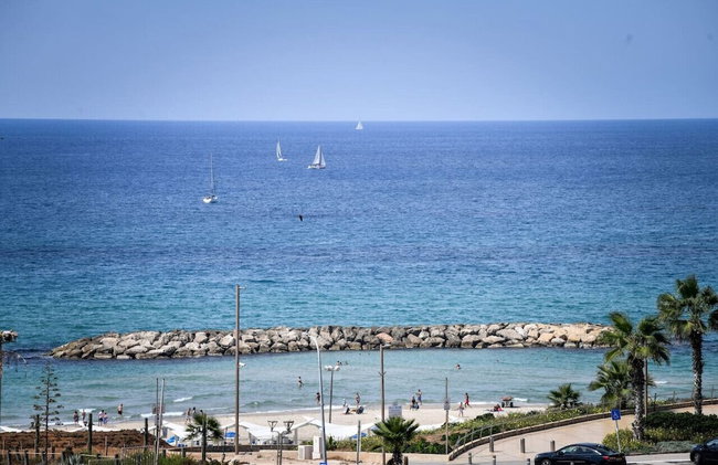 Modern Gem with Stunning Balcony by Sea N Rent - Foto 17